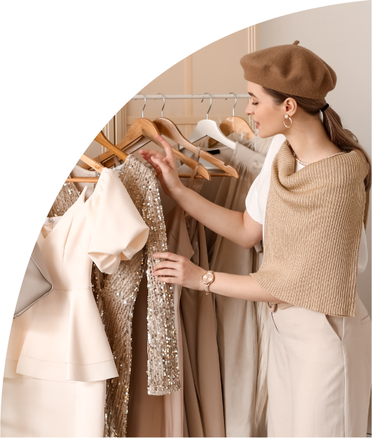 ワードローブから服を選ぶ女性
